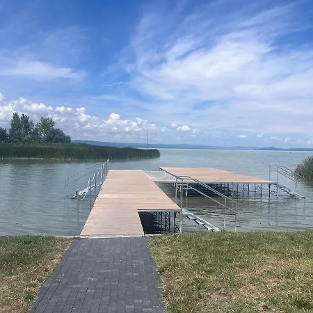 דירה Balatoni Panoramas Lakas Sajat Partszakasszal,medencevel